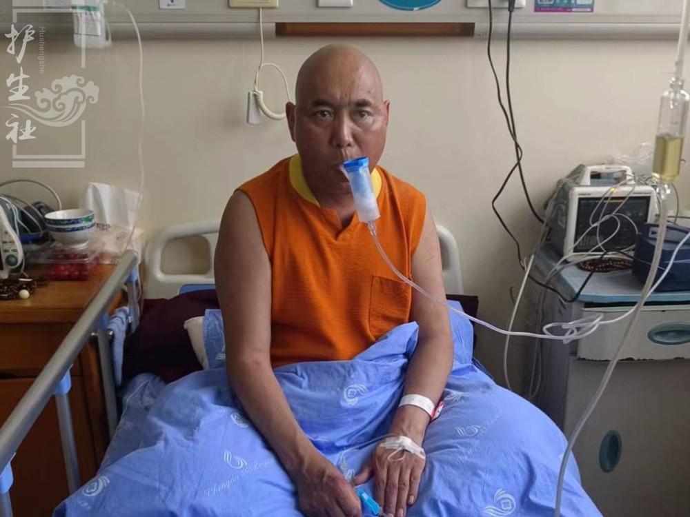 53岁的昂文格来师父患多种病情，帮师父渡过难关