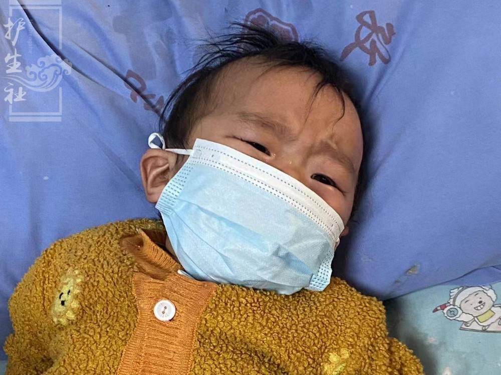 刚满9个月的小尕玛重症肺炎，正在治疗中